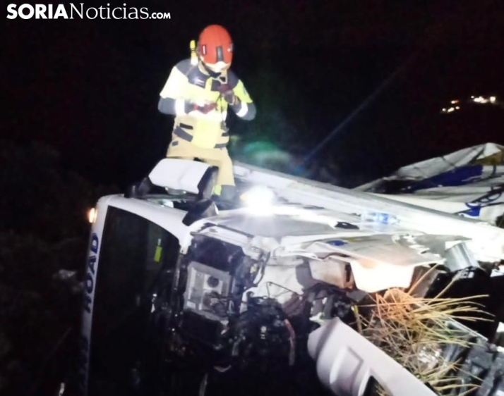 AMPLIACIÓN: Un camión se cae por un terraplén en Medinaceli tras chocar con un turismo