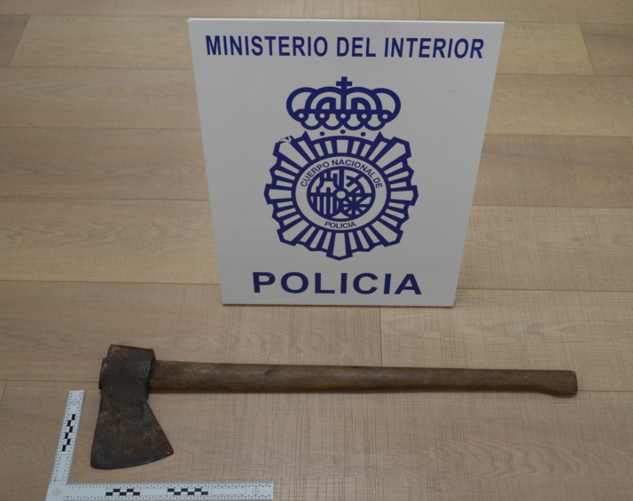 La Policía Nacional detiene a un hombre por agredir a su compañero de piso con un hacha en la avenida Valladolid