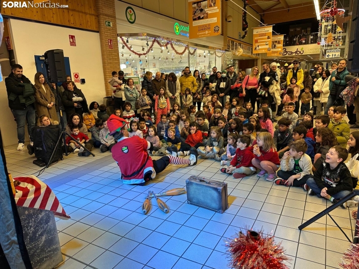 La Navidad se apodera del E. Leclerc con un elfo que ha desatado las risas de los pequeños