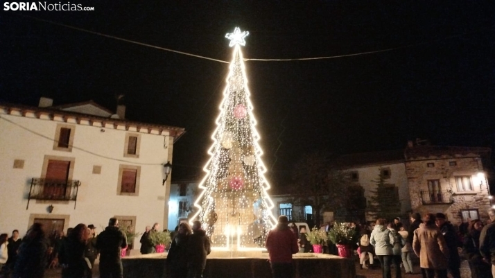 Primer encendido del árbol en Valdeavellano