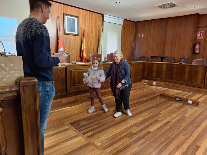 Almazán entrega los premios de sus concursos de postales, fachadas y fotografía