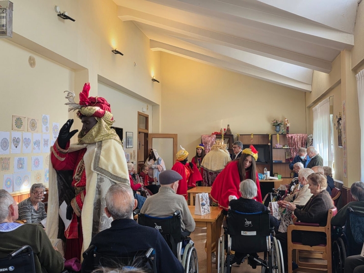 Los Reyes Magos no se olvidaron de los más mayores y visitaron los centros de Residencia Latorre