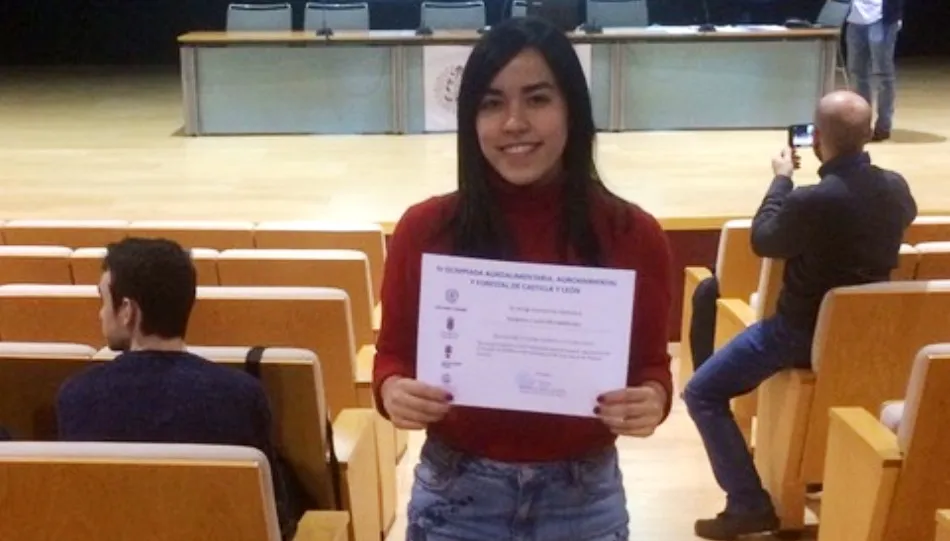 Marina Castaño Ishizaka, alumna de 2º de Bachillerato del colegio Marista Champagnat, con su diploma