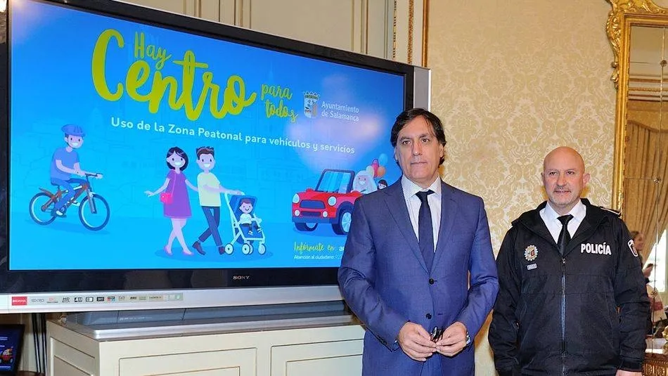 El concejal de Fomento, Carlos García Carbayo, junto al jefe de la Policía Local de Salamanca, José Manuel Fernández, en la presentación de este sistema