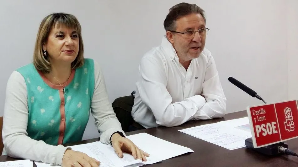 María García y Fidel Francés, secretarios de Sanidad y Bienestar del PSOE salmantino