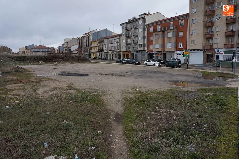 Parcela que será destinada a aparcamiento público en el cruce de la calle Filiberto Villalobos y la carretera de Valdelacasa