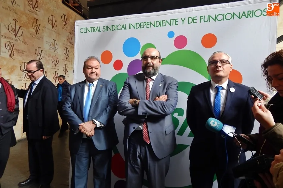 Miguel Borra, acompañado del presidente autonómico, Carlos Hernando, y el presidente de CSIF Salamanca, Fernando Martín
