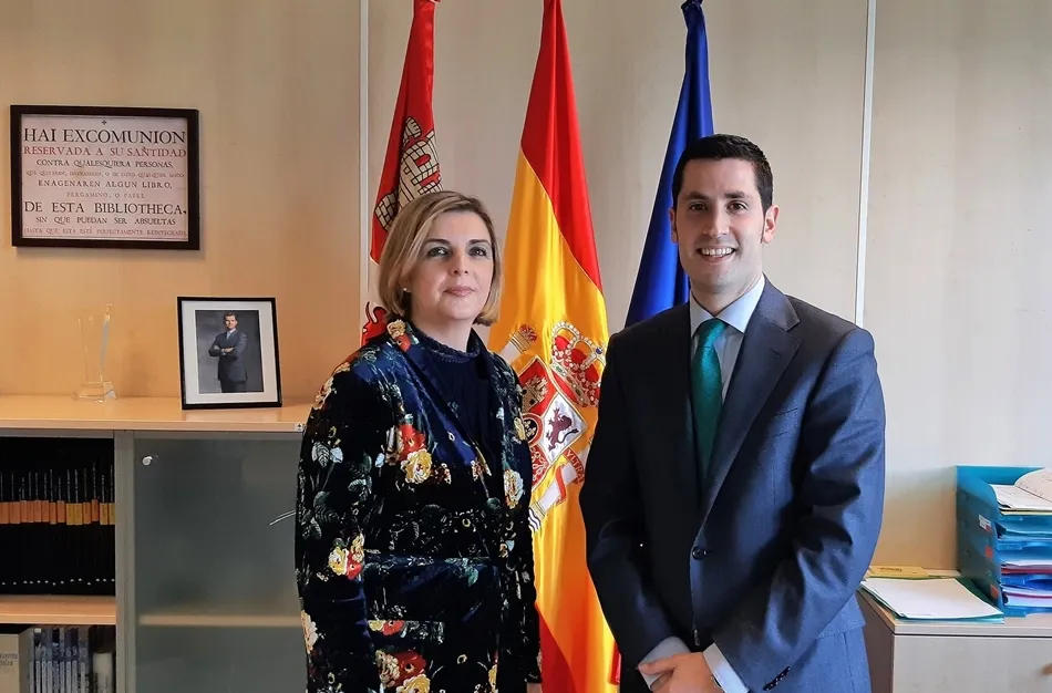 La presidenta de la Escuela de Pilotos Adventia, Carmen Rodrigo, y el director del aeropuerto de Matacán, Ismael García.