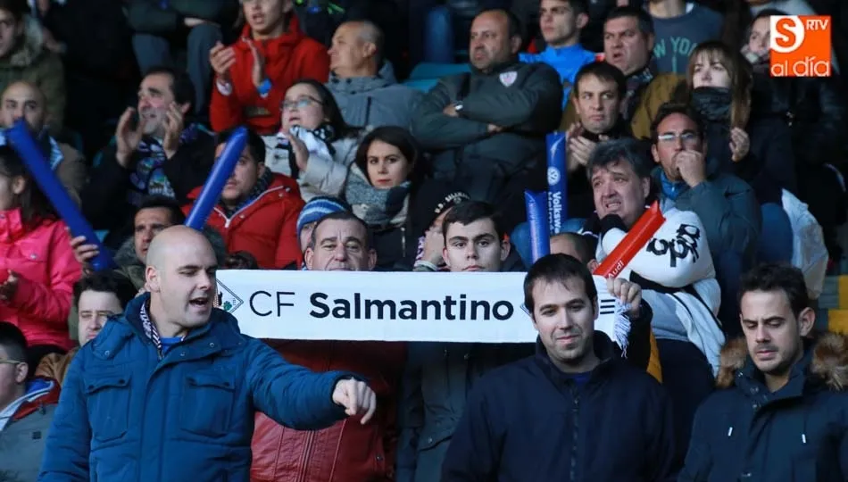 Un grupo de aficionados, en el Fondo Sur del Helmántico.