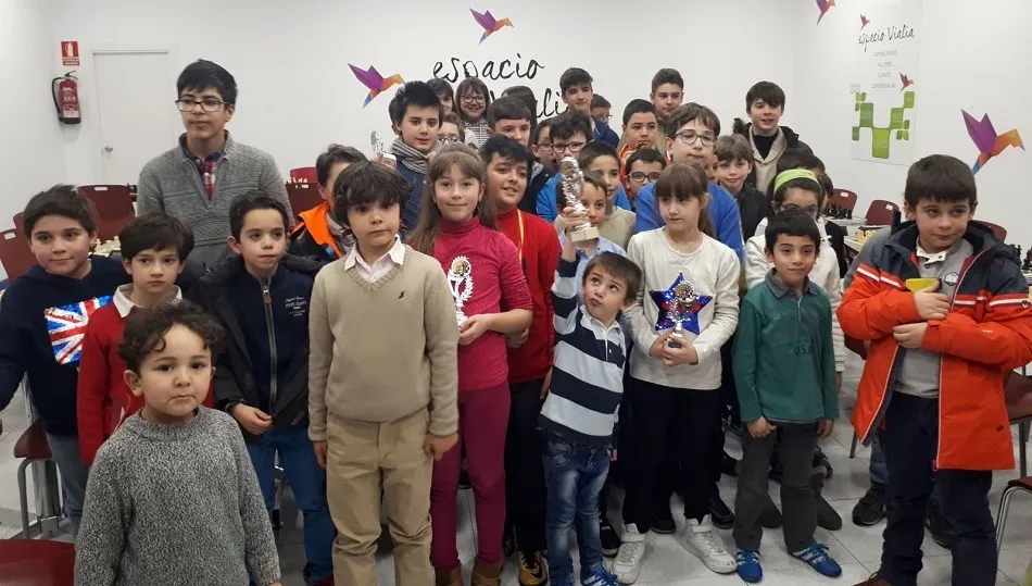 Los jóvenes participantes se realizan la típica foto de familia.