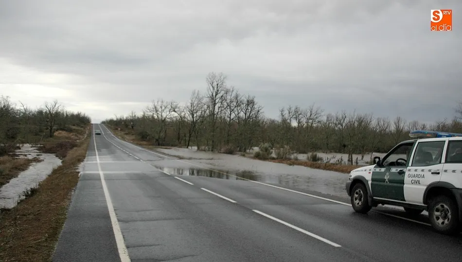 Cunetas desbordadas en la SA-315 entre Vitigudino y Trabanca / FOTOS: SILVESTRE