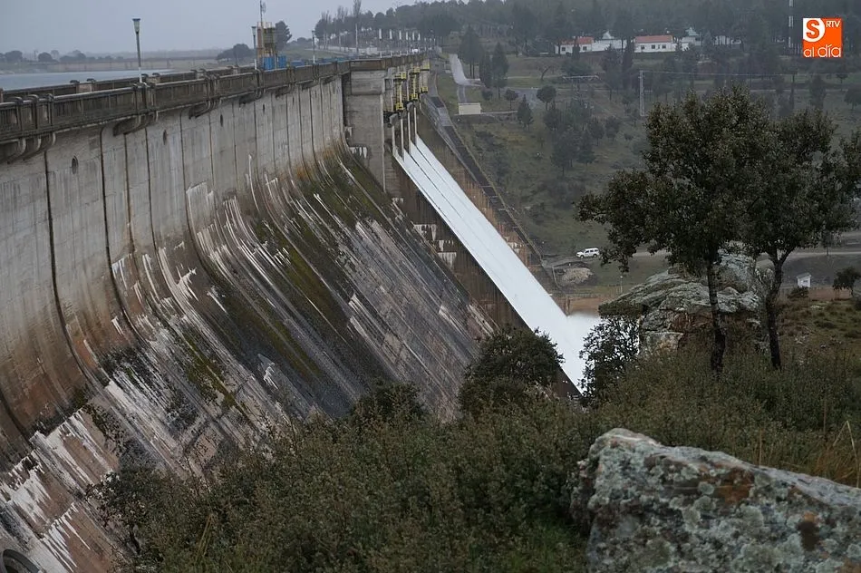 El embalse de Santa Teresa abre sus compuertas ante el incesante aumento del caudal