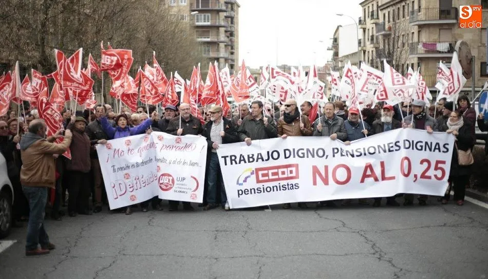 Los manifestantes cortaron el tráfico en el paseo de Canalejas. Foto de Alejandro López