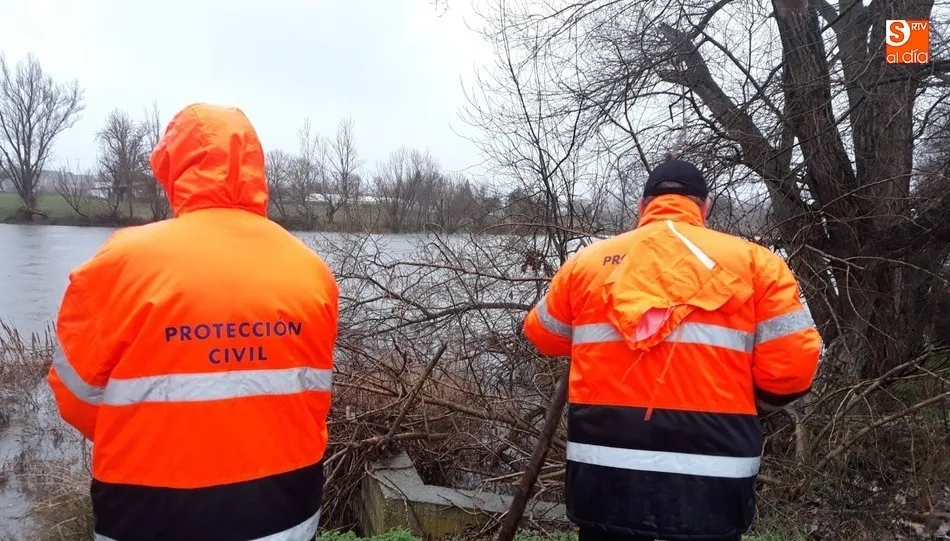 Voluntarios de Protección Civil junto al cauce del Tormes