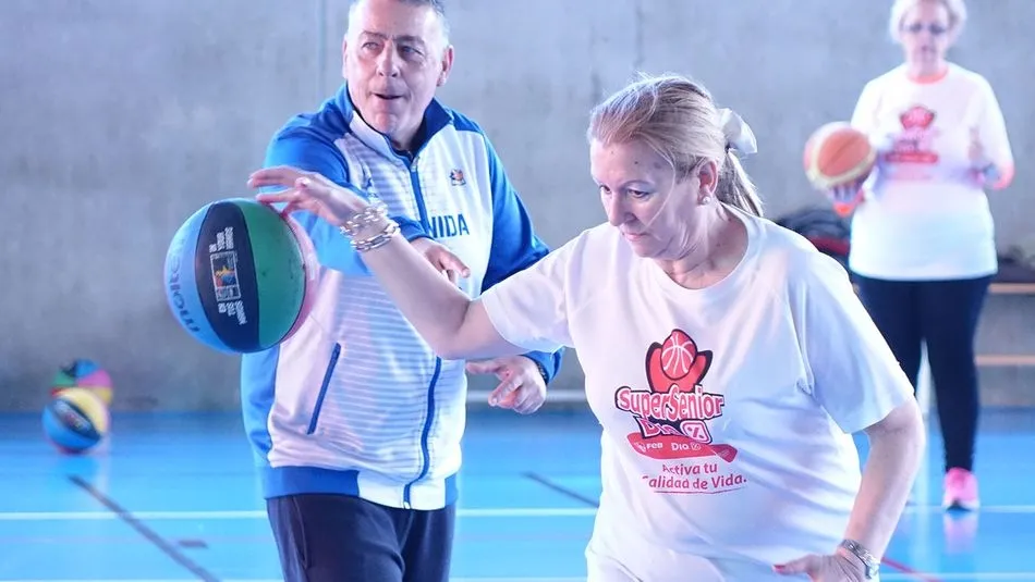 Ortega enseña a una Supersénior. Fotos: Perfumerías Avenida Baloncesto