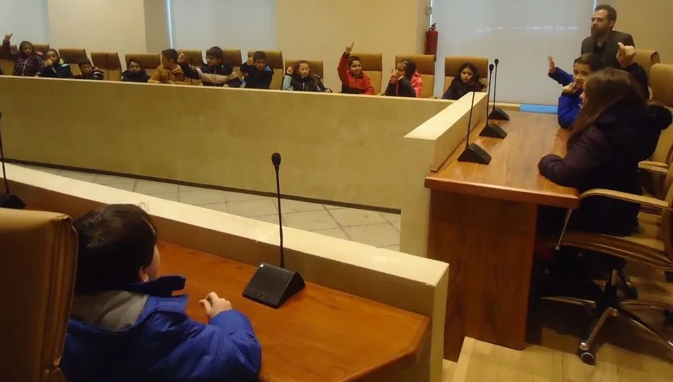 Los escolares, sentados en uno de los salones del Consistorio.