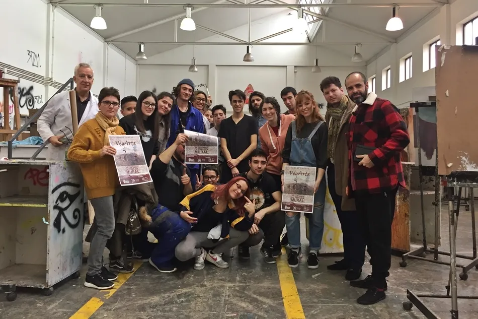 Profesores y alumnos de la Facultad de Bellas Artes con los concejales de Vega de Tirados.