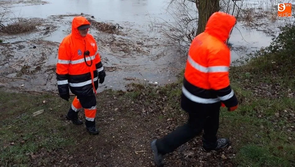 Operarios de Protección Civil durante la búsqueda.