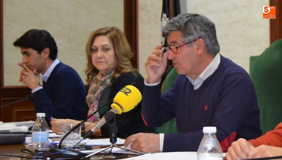 Purificación Pozo defendida y apoyada por sus compañeros de partido