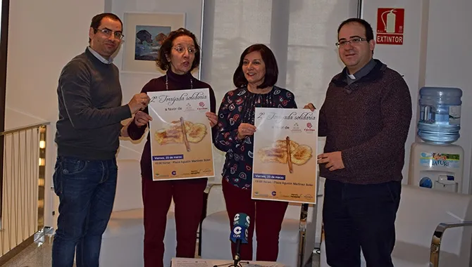 La alcaldesa Carmen Ávila junto a párroco Fernando García y Pilar Hernández han presentado la 2ª Torrijada solidaria