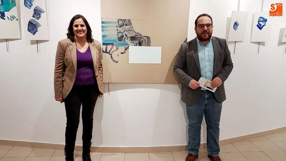 Carina Cabrita, artista, junto al concejal de Juventud, Daniel Llanos