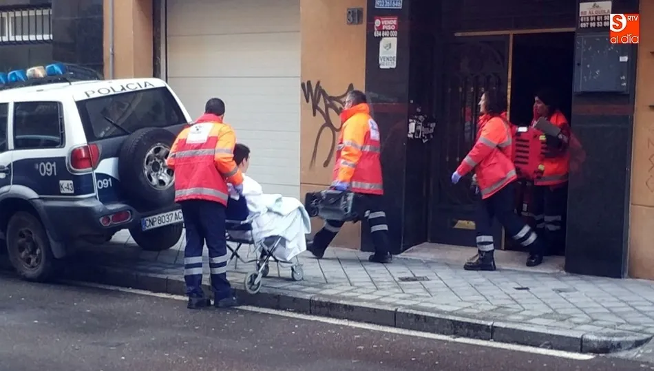 El joven era trasladado en ambulancia al hospital / FOTOS: LYDIA GONZÁLEZ