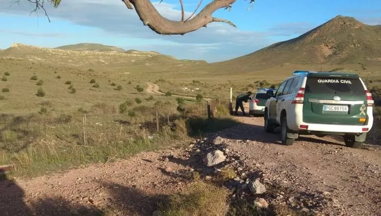 Patrulla de la Guardia Civil junto a los terrenos donde apareció el pequeño