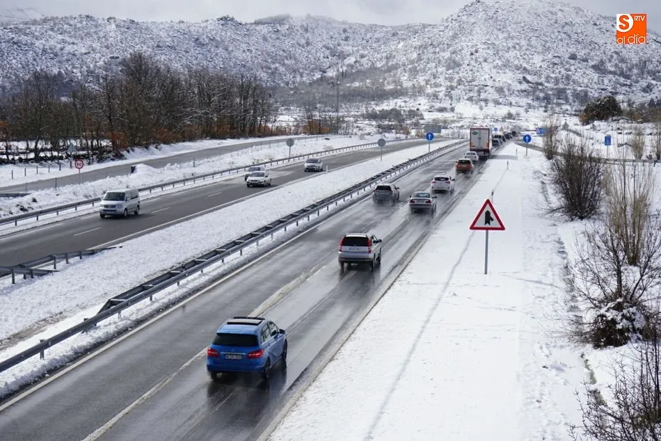 La nieve dificulta la circulación en autovías como la A-66