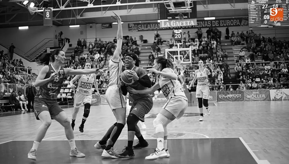 Moss entra a canasta en un partido en Würzburg. Foto: Alejandro López