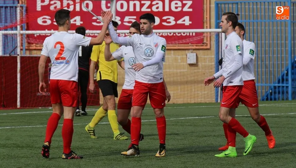 Los jugadores del Santa Marta celebran uno de los goles. Fotos: Alberto Martín