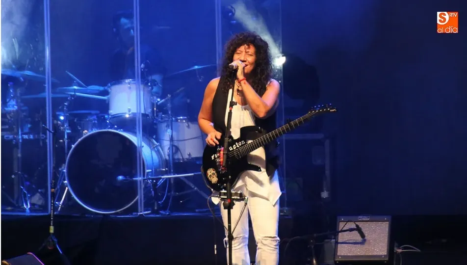 Rosana emocionó este sábado al público que acudió a su concierto en el CAEM / REP. GRÁFICO: ALBERTO MARTÍN