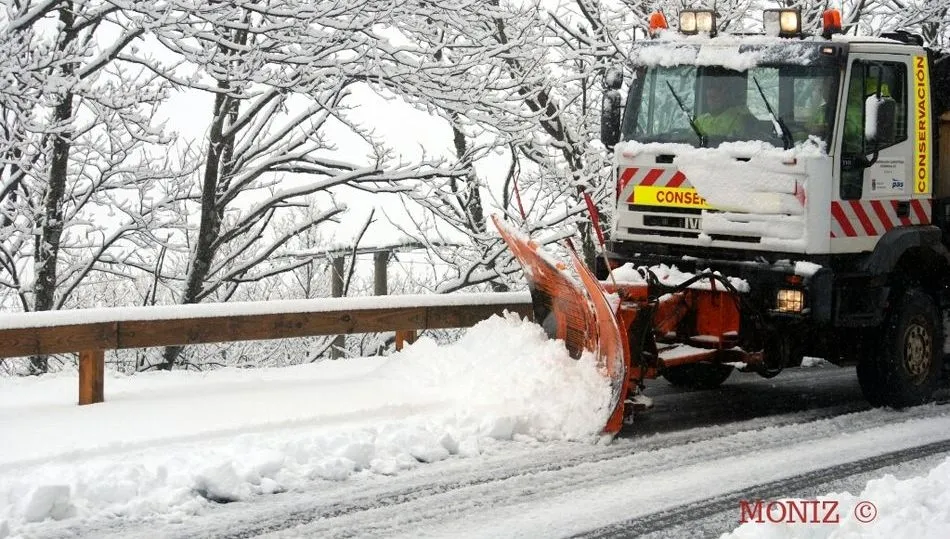 Uno de los quitanieves actuando en la Sierra de Béjar / MANUEL ÁLVAREZ-MONTESERÍN