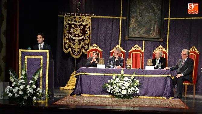 El peñarandino Fernando Pinto pronunciaba un sentido pregón de la Semana Santa en un abarrotado Teatro Calderón