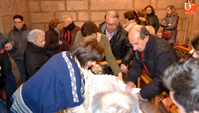 Cofrades y fieles participaban este sábado en el cambio de ropas del Santo Cristo de la Cama