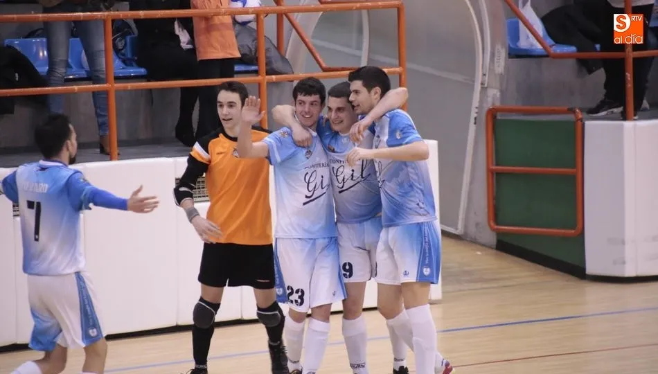 Los jugadores del Confitería Gil celebran uno de los goles: Fotos: Alejandro López