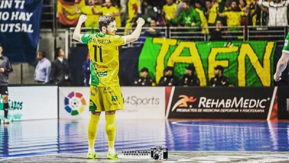 El jugador salmantino celebra un gol con su afición.