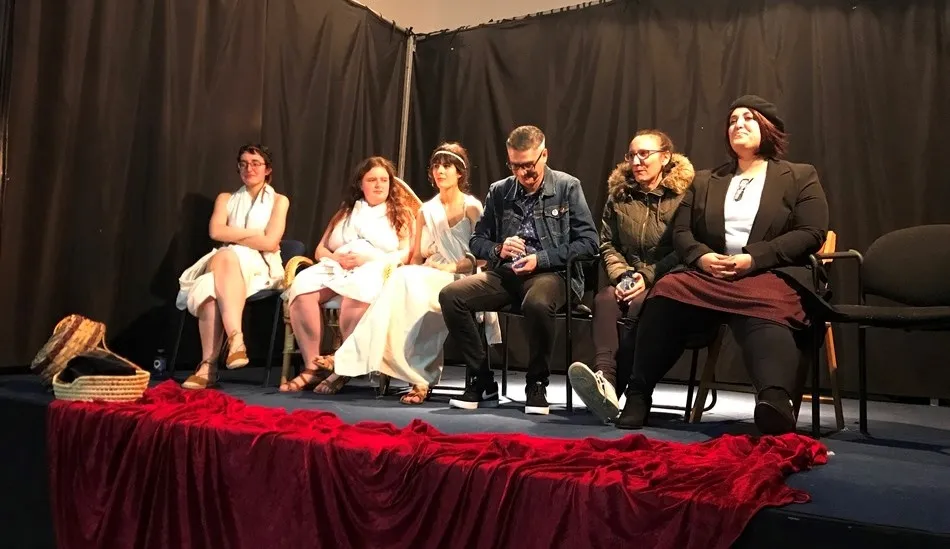 Carlos Vicente, en el centro, junto a las artistas participantes