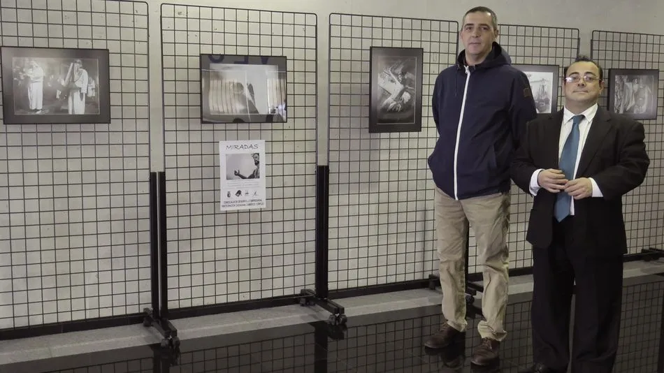 El fotógrafo Pablo de la Peña y el concejal Antonio Malmierca, en la exposicion