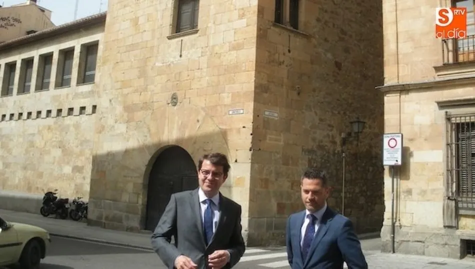 	Alfonso Fernández Mañueco, alcalde de Salamanca, en una visita a la Torre de los Anaya