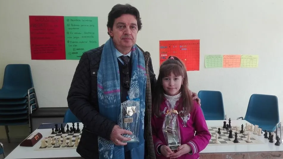 Francisco Javier Delgado y Celia Sánchez con sus respectivos trofeos