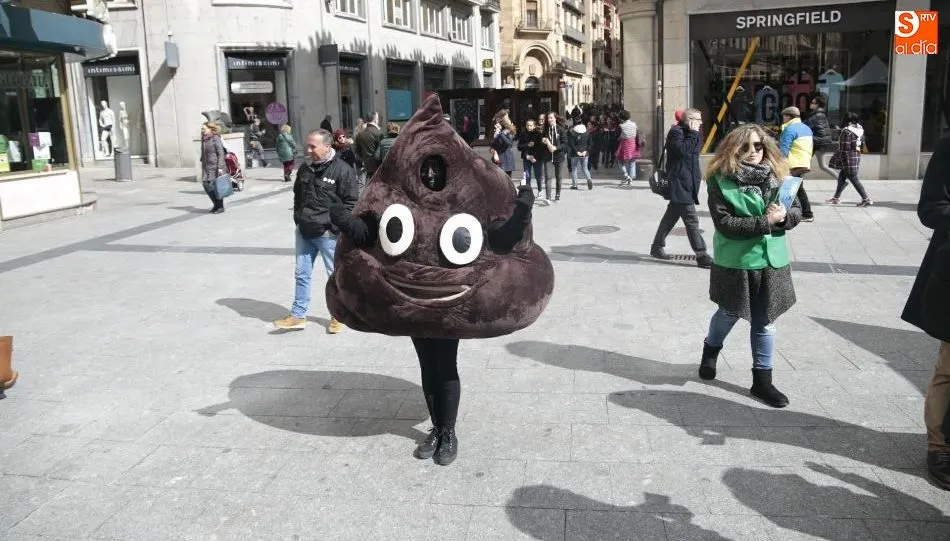 ‘Salva, la mierda del Whatsapp’, una divertida mascota para reforzar el mensaje sobre las ventajas de la detección precoz frente al cáncer de colon. Foto de Alejandro López
