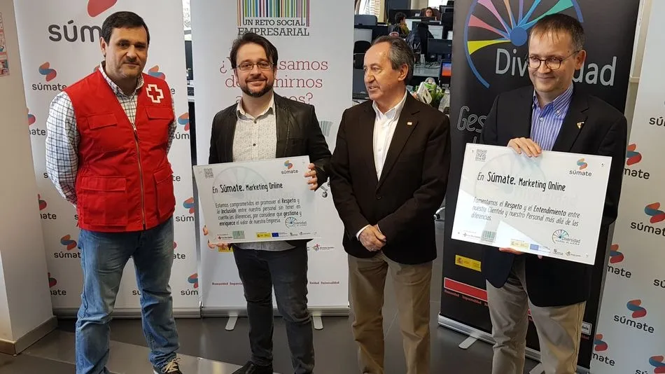 Roald Schoenmakers y Daniel Borrego, directivos de Súmate, junto a Jesús Juane, presidente provincial de Cruz Roja, y José Vaquero, director del Plan de Empleo de Cruz Roja en Salamanca