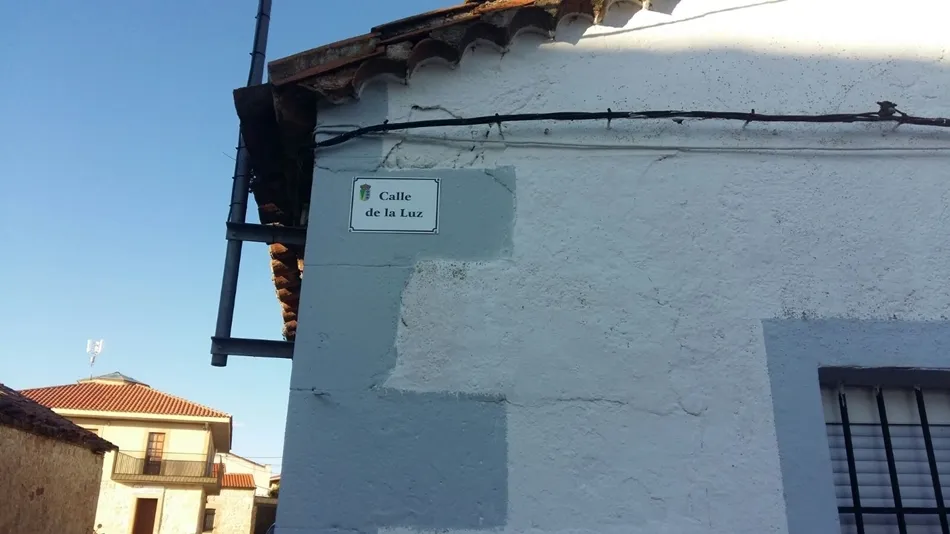 La calle de la Luz, con la nueva placa identificativa