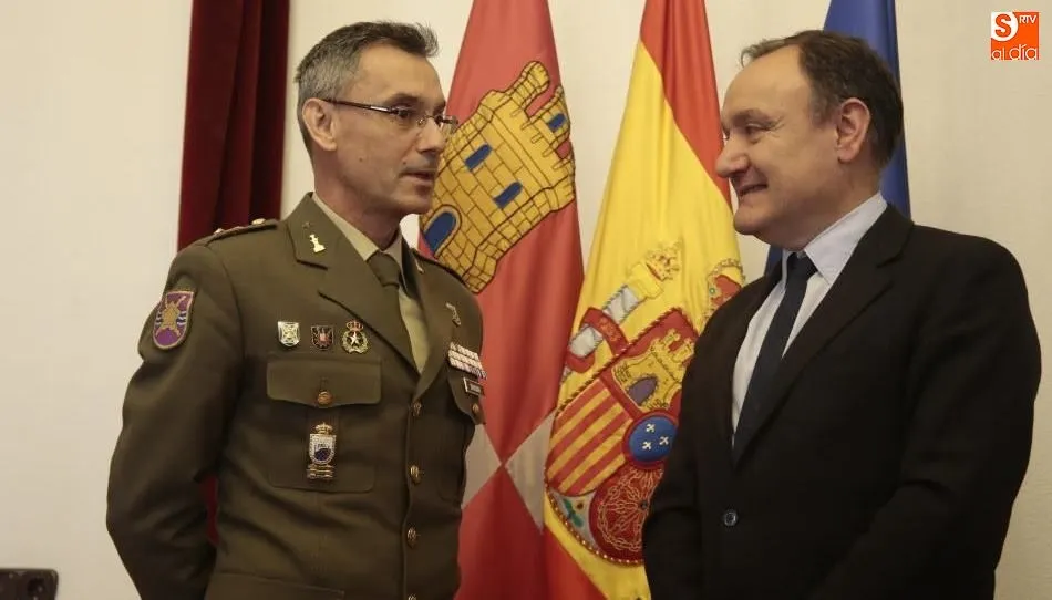 Juan Manuel Broncano, nuevo jefe del Mando de Ingenieros, junto a Antonio Andrés Laso, subdelegado del Gobierno. Foto de Alejandro López