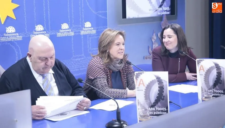 El presidente de la Federación de Asociaciones de Mayores de Salamanca, Francisco Gómez Galán, que organiza el festival, y la concejala de Mayores, María Isabel Macías Tello, en la presentación de este festival. Foto de Alejandro López