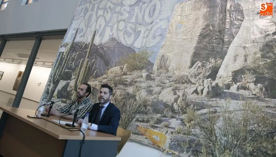Félix Curto, artista, y Julio López, concejal de Cultura, en la presentación de esta muestra. Foto de Alejandro López