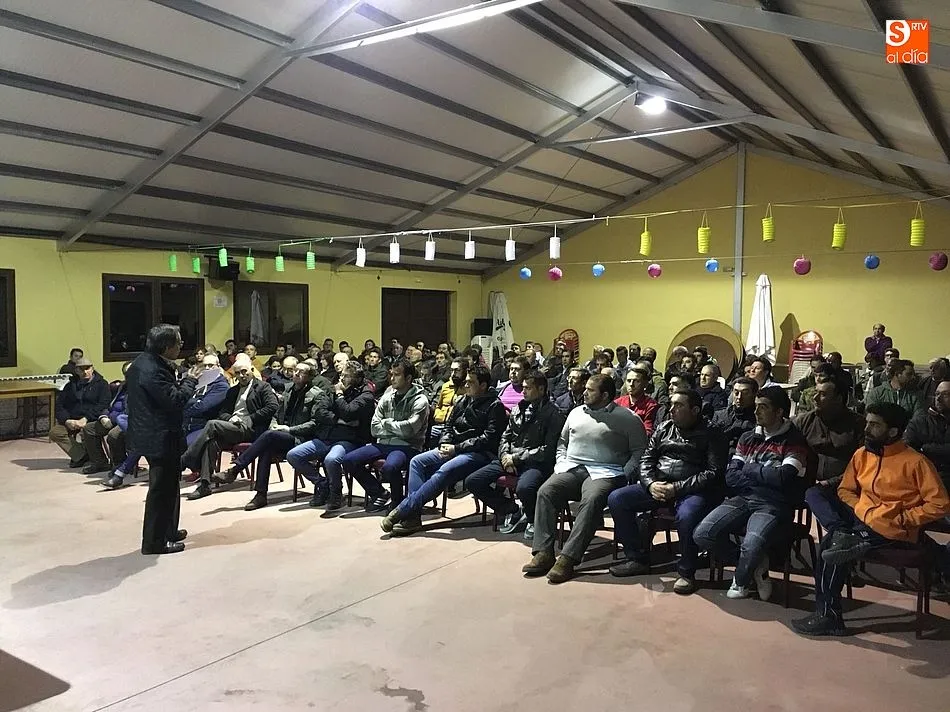 La reunión contó con un buen número de profesionales interesados en la normativa de podas