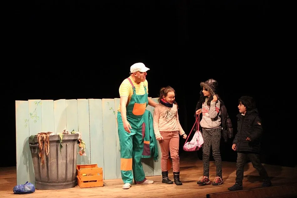 Kamaru Teatro ofreció su obra Reciclando cuentos que posee un elemento educativo sobre medio ambiente. Fotos: Tiriquiteros 2018