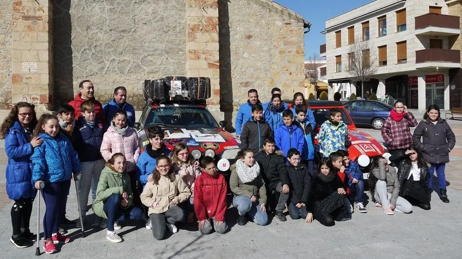 Los integrantes de la Ciudad de Los Niños, junto a organizadores y autoridades.
