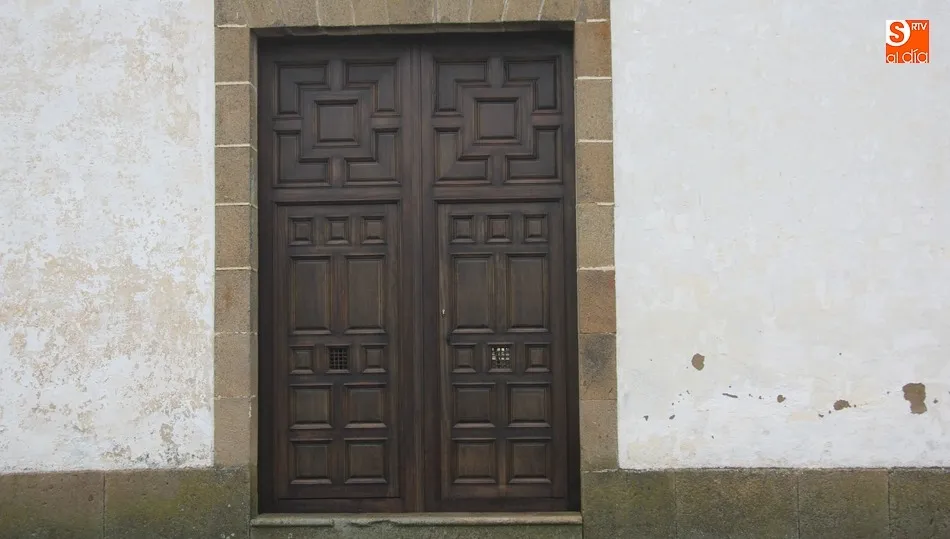Nueva puerta de la entrada principal al cementerio, imagen antes del pintado de fachadas  / MARIBEL SÁNCHEZ